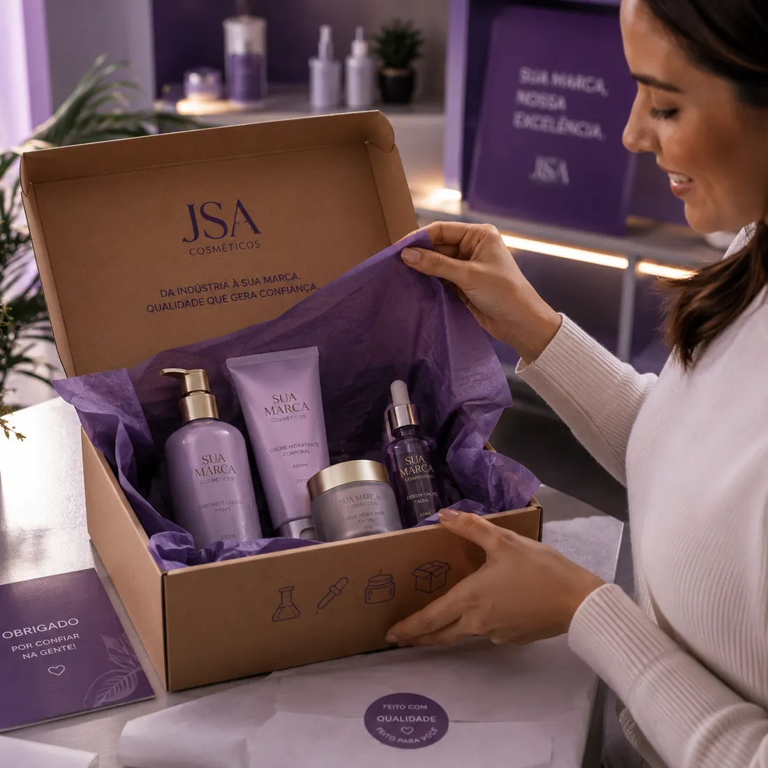 Cliente abrindo a caixa com a linha de produtos da sua própria marca